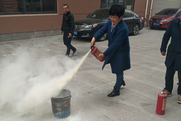 敲響火災(zāi)警鐘，鞏固防火意識——洛茲服飾舉行消防知識培訓(xùn)與火災(zāi)演習(xí)